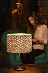 lampa zrobiona na szydełku i kobieta czytająca książkę
